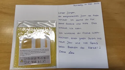 Eine von Lena Handgeschiebene Weihnachtskarte für Jürgen mit Bienenwachs zum basteln einer Kerze